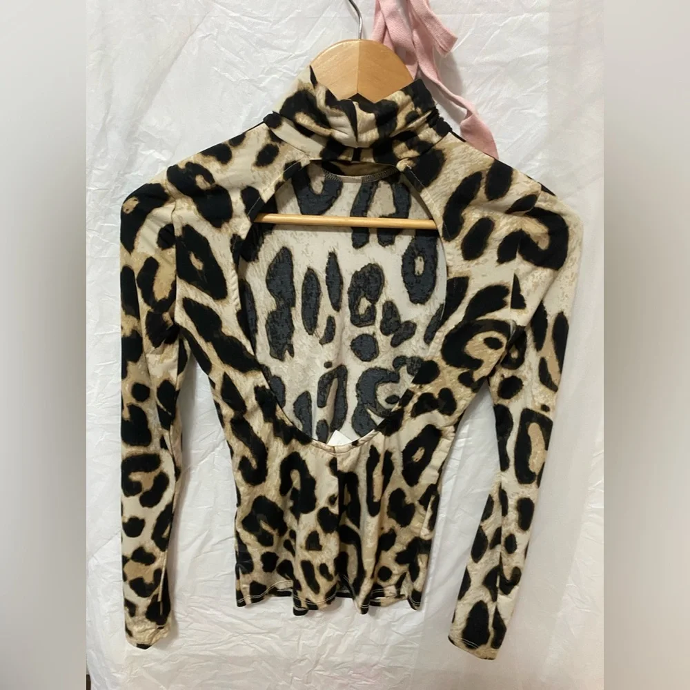 H&M Hennes Collection Leopard Print Open Back Mock Neck Top - NWOT - Picture 7 of 8